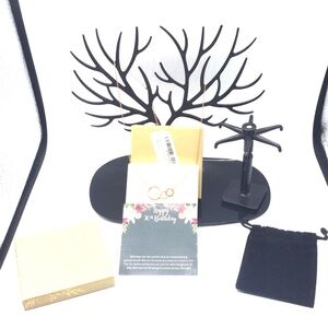 Chic Gold Necklace with Pendant